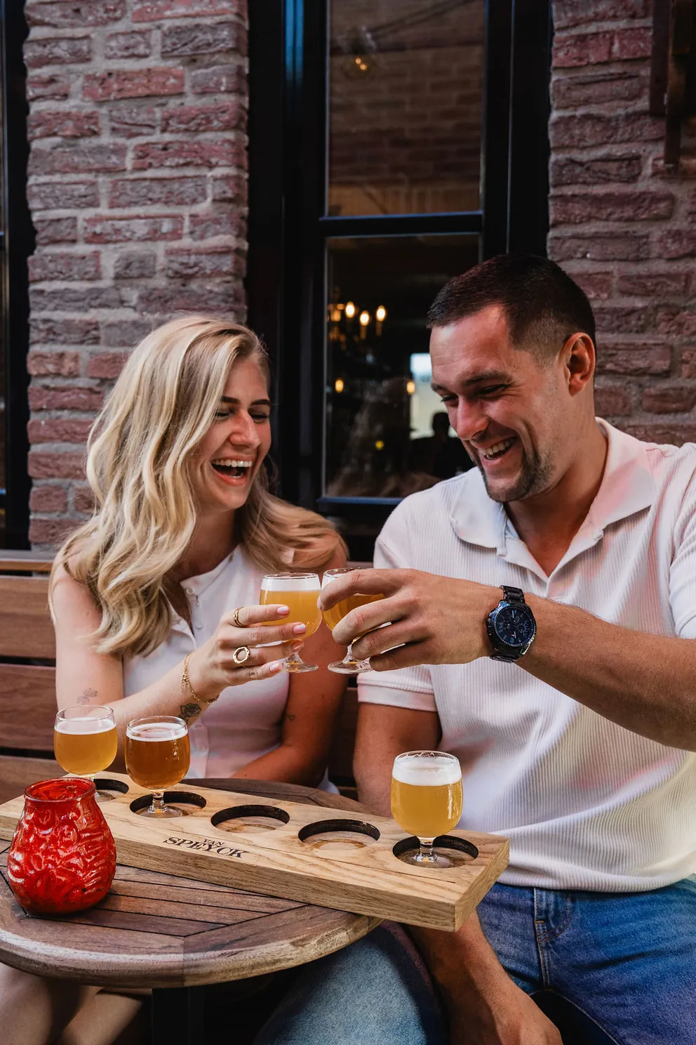 Een bierproefplateau met vier glazen op het terras