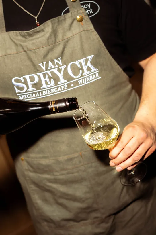 Een glas wijn wordt ingeschonken bij Van Speyck