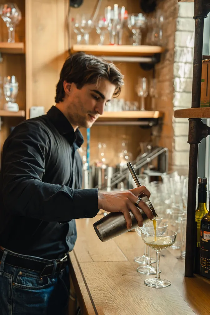 Een cocktail wordt gemixt achter de bar van Van Speyck