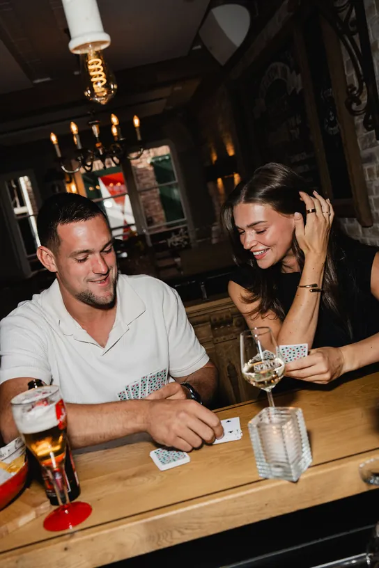 Twee gasten aan de bar met een speciaalbier